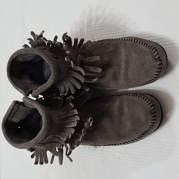 Minnetonka Gray Suede Ankle Booties Moccasins Womens Fringed Zips Sz 7 GUC - Picture 1 of 11